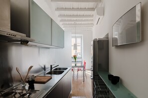 Frigorifero, microonde, lavastoviglie, bollitore elettrico