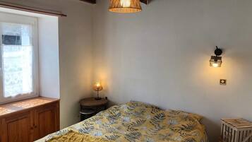 1 bedroom, desk, free WiFi, bed sheets