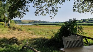 Outdoor dining - A cosy riverside cottage in the Devon countryside on the Edge of Dartmoor. (Yelverton)