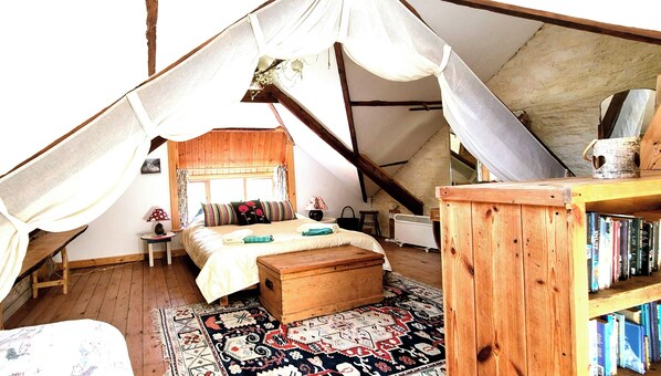 2 bedrooms, desk, iron/ironing board, travel crib