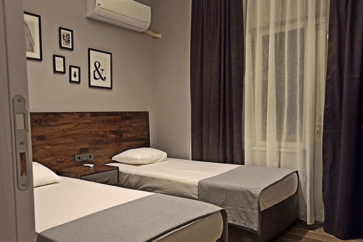 1 habitación, escritorio, tabla de planchar con plancha y wifi gratis