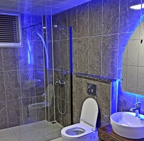 Comfort-Apartment | Badezimmer | Dusche, Haartrockner, Hausschuhe, Handtücher
