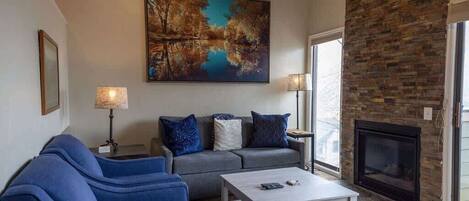 Fernseher, Kamin, Bücher, Arbeitsbereiche