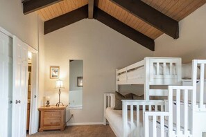 4 soverom, strykejern/-brett, reiseseng for barn og wi-fi