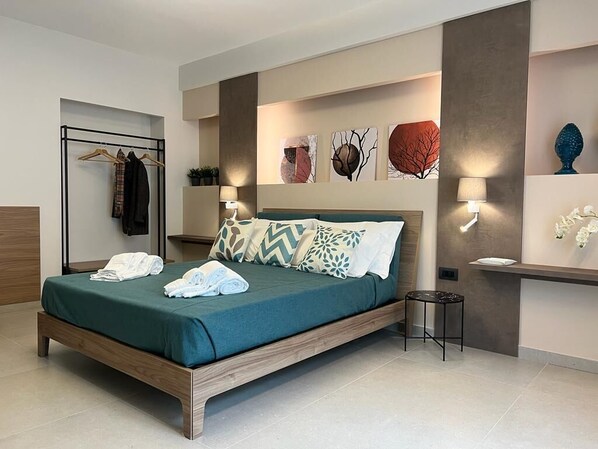 8 bedrooms, desk, free WiFi, bed sheets