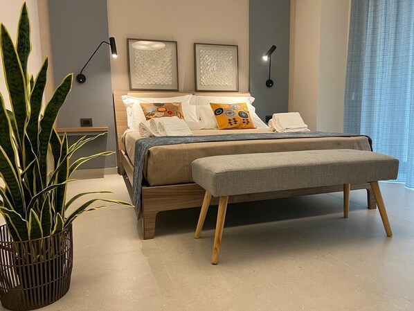 8 bedrooms, desk, free WiFi, bed sheets