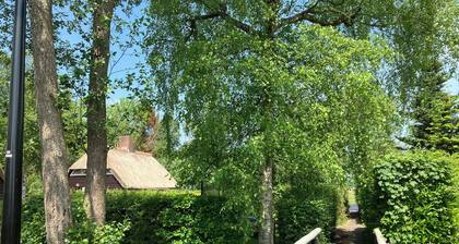 Idyllic house with spacious garden next to canal, boat rent is possible (extra)