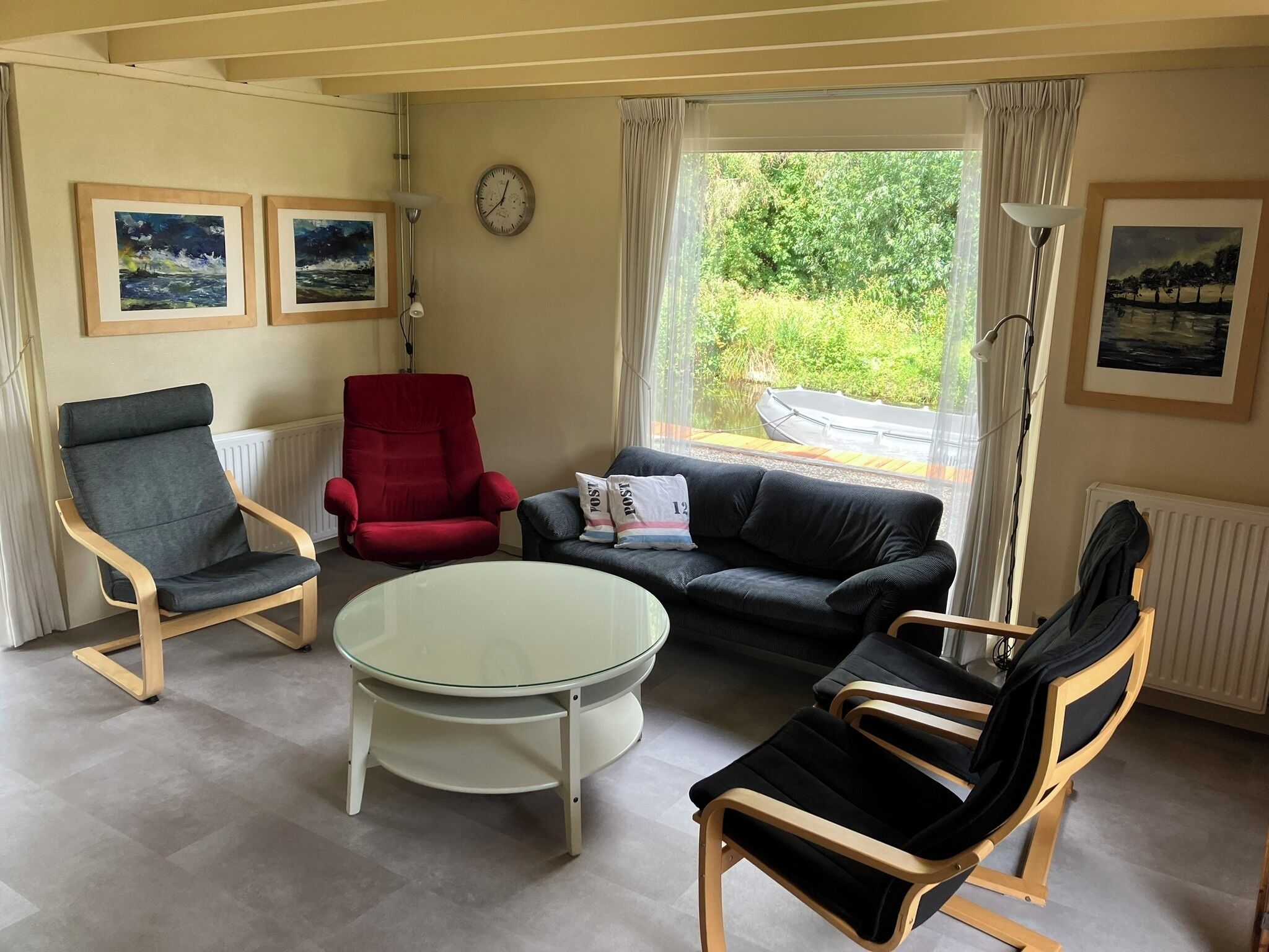 Een smart-tv, een dvd-speler, boeken en een filmbibliotheek