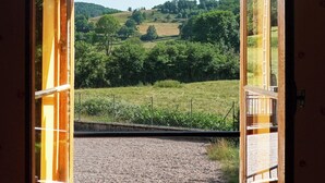 An open window with a view of a green landscape and a gravel path. - Gîte les Meulots, isolated in the Morvan nature park (Blanot)