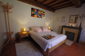 3 chambres, bureau, fer et planche à repasser, lit parapluie