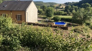 A house with a swimming pool, surrounded by greenery and hills. - Gîte les Meulots, isolated in the Morvan nature park (Blanot)