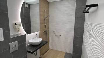 Deluxe Double Room | Bathroom | Combined shower/tub, free toiletries, hair dryer, bathrobes