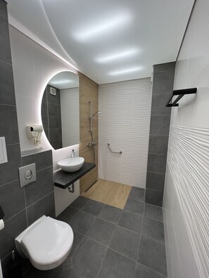 Quarto casal luxo | Banheiro | Chuveiro/banheira combinados, produtos de toalete grátis