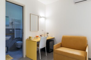 Escritorio, wifi gratis y ropa de cama 