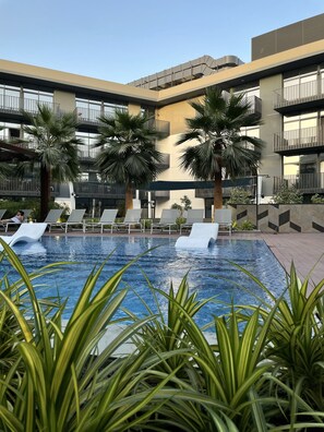 Utomhuspool och uppvärmd pool