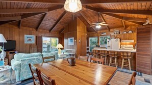 House, 4 Bedrooms | In-room dining - Dogwood Treehouse (Pine Knoll Shores)