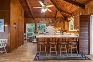 House, 4 Bedrooms | Private kitchen