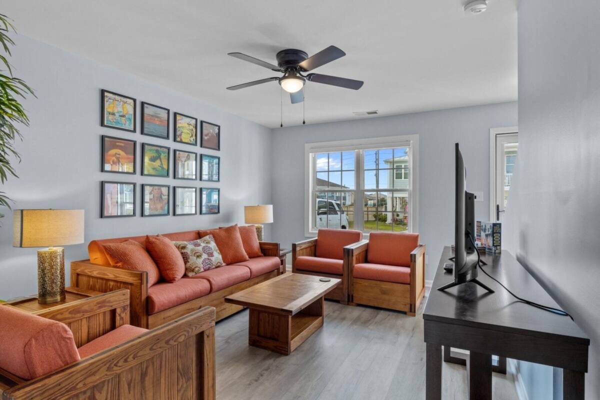 Condo, 2 Bedrooms | Living room