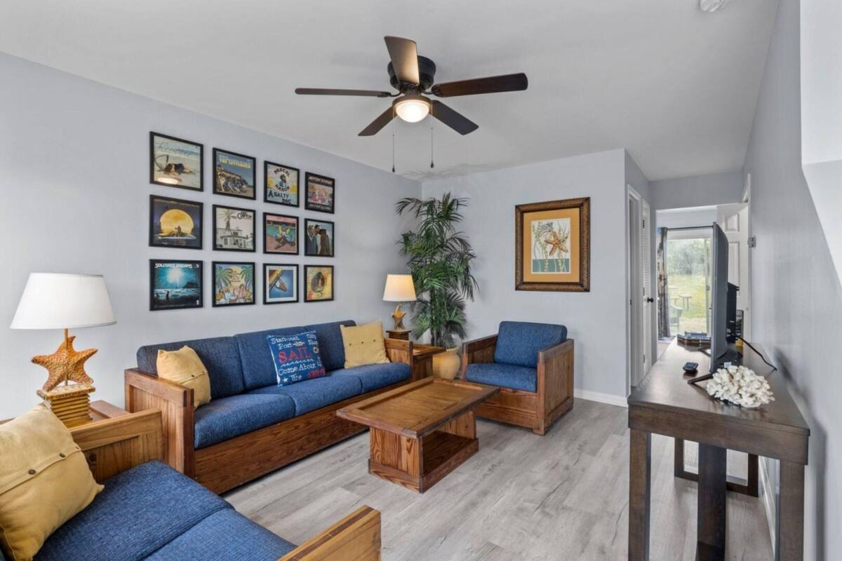 Condo, 2 Bedrooms | Living room