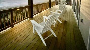 House, 5 Bedrooms | Balcony