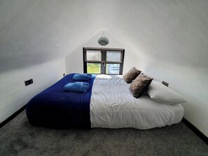 3 bedrooms, desk, iron/ironing board, free WiFi