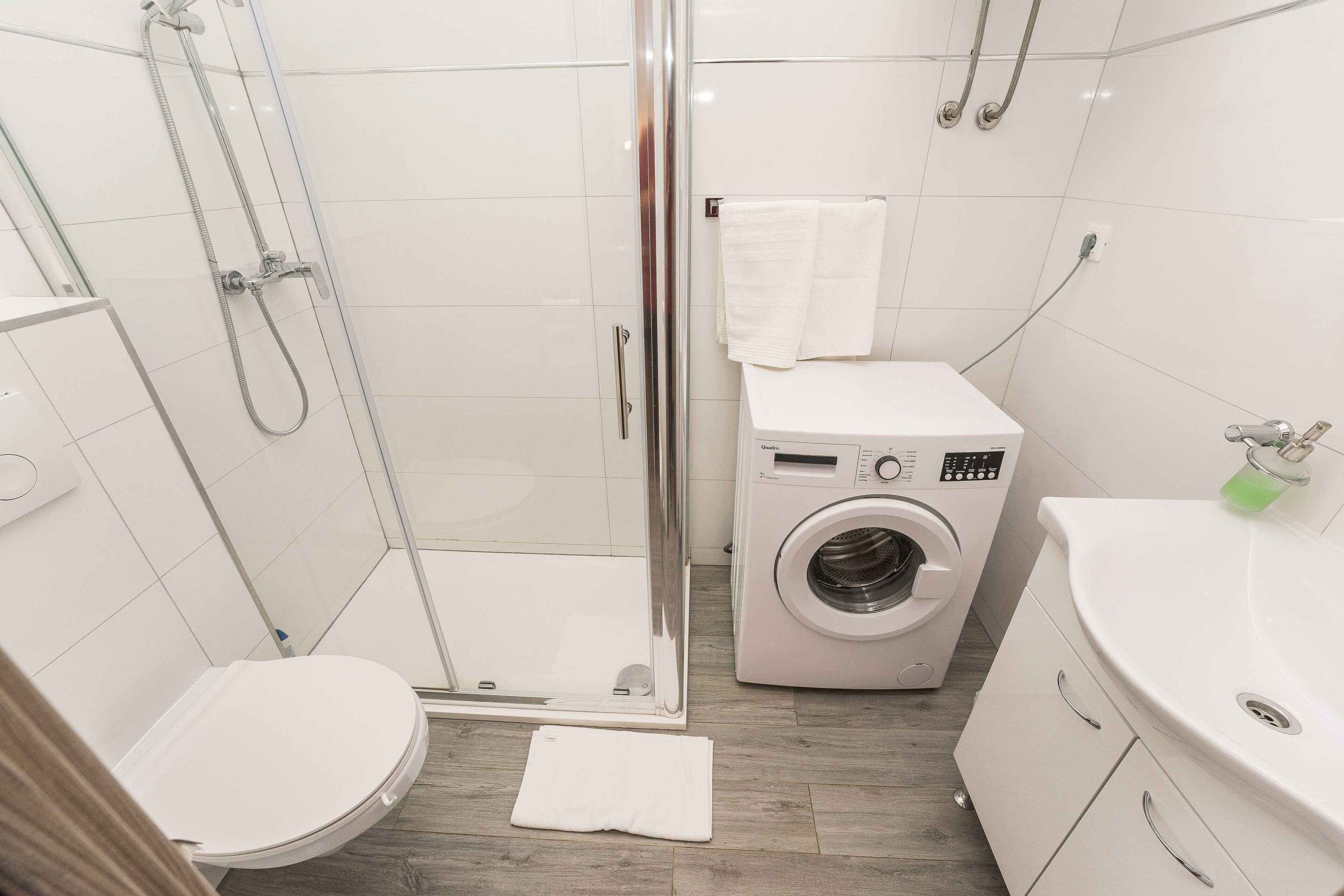 開放式客房 (Studio Apartment) | 浴室 | 淋浴設備、提供毛巾