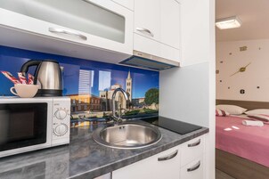 Studio (Studio Apartment) | Private kitchen | Fridge