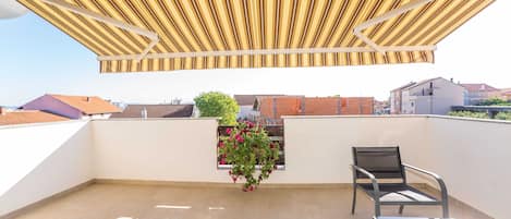 Apartamento (One Bedroom Apartment with Balcony) | Sacada