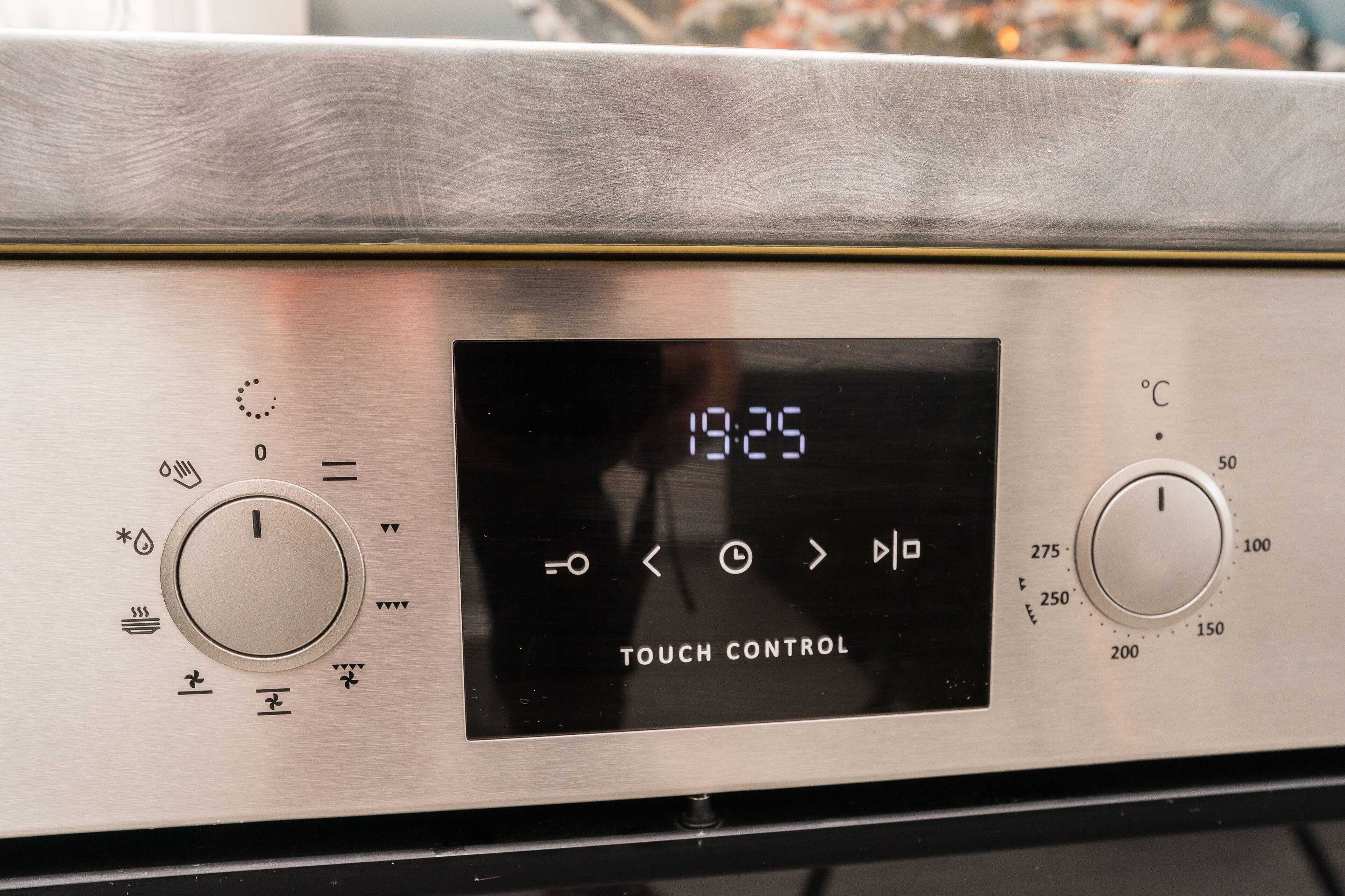 Ein Bedienfeld mit Touchfunktion, einem digitalen Display, Temperatureinstellungen und verschiedenen Bedienelementen.