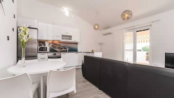 公寓 (One Bedroom Apartment with Balcony) | 客廳 | 電視