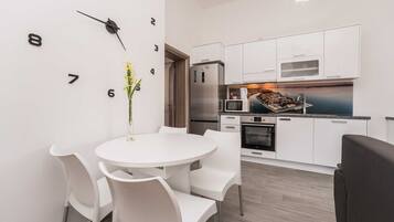 Appartement (One Bedroom Apartment with Balcony) | Cuisine privée | Réfrigérateur