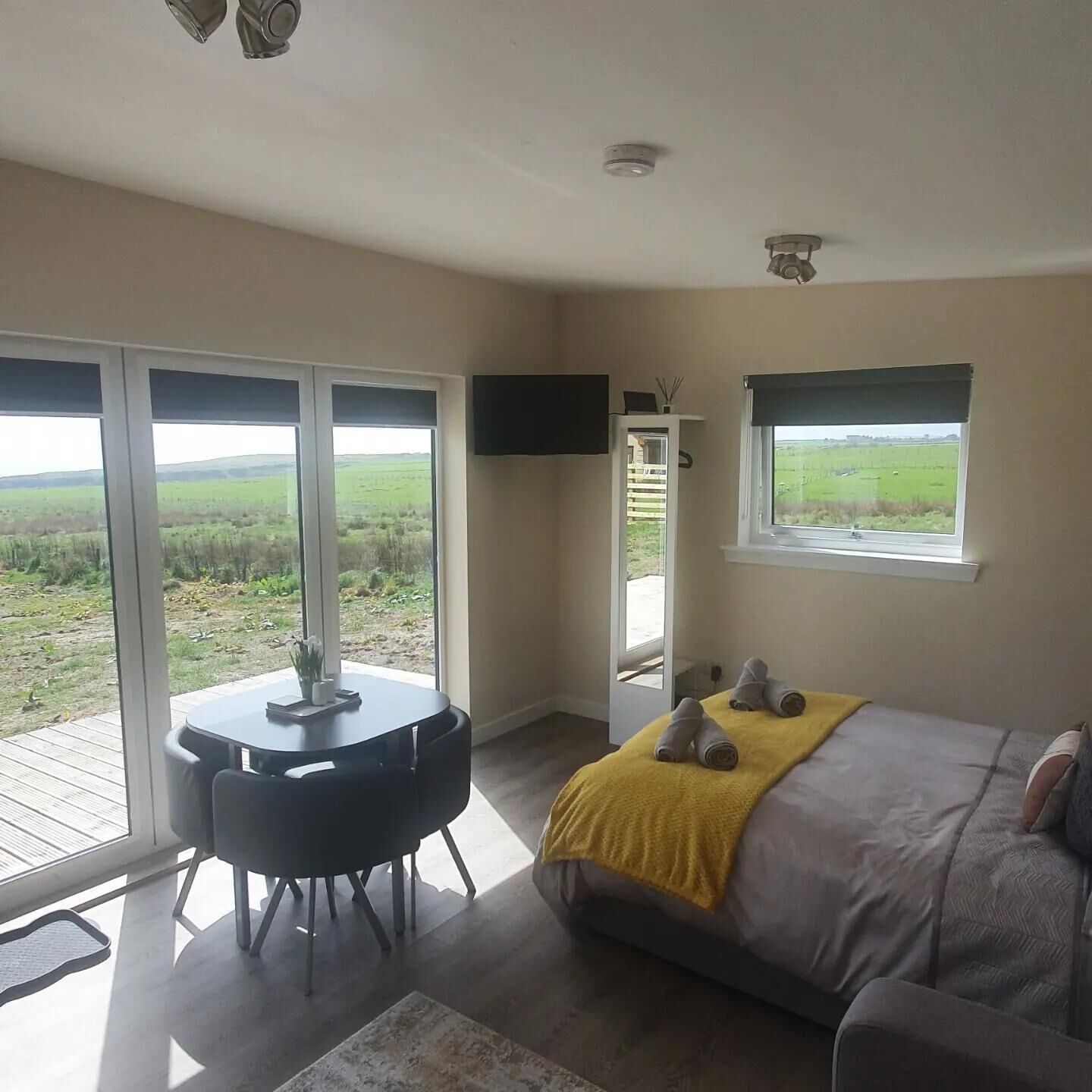 Chalet, 1 King Bed with Sofa bed | 1 bedroom, free WiFi, bed sheets