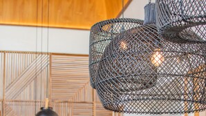 Una cocina moderna con armarios de madera, una isla central e iluminación colgante.