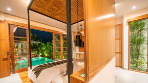 Un dormitorio con una cama grande, techo de madera, vista a una piscina y puerta corrediza de vidrio que da a un balcón.