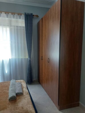 1 habitación, tabla de planchar con plancha, wifi gratis y ropa de cama 