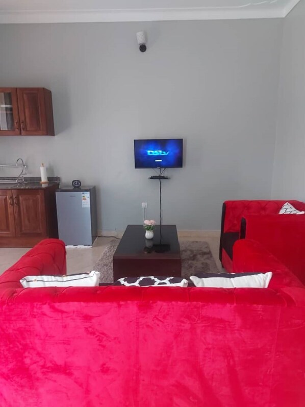 TV - Serene cozy home in Bunga 10-mins to Speke Resort (Kampala)