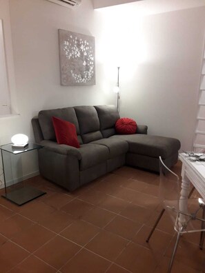 Apartment, Multiple Beds | Living room