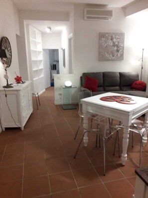 Apartment, Mehrere Betten | Wohnzimmer