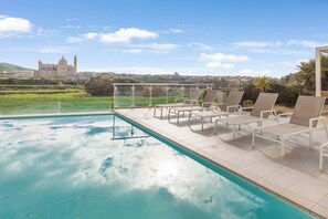 2 albercas al aire libre 