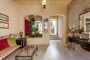 Nhà dành cho gia đình, nhiều phòng ngủ (Twilight Gozitan Farmhouse With Pool) | Nội thất