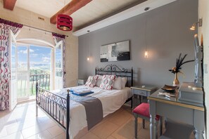 4 bedrooms, free WiFi, bed sheets - Twilight Gozitan Farmhouse With Pool (Ghasri)