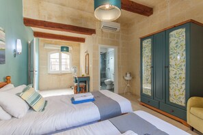 4 bedrooms, free WiFi, bed sheets - Twilight Gozitan Farmhouse With Pool (Ghasri)