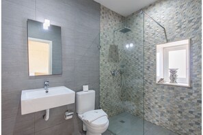 Family House, Multiple Bedrooms (Twilight Gozitan Farmhouse With Pool) | Bathroom
