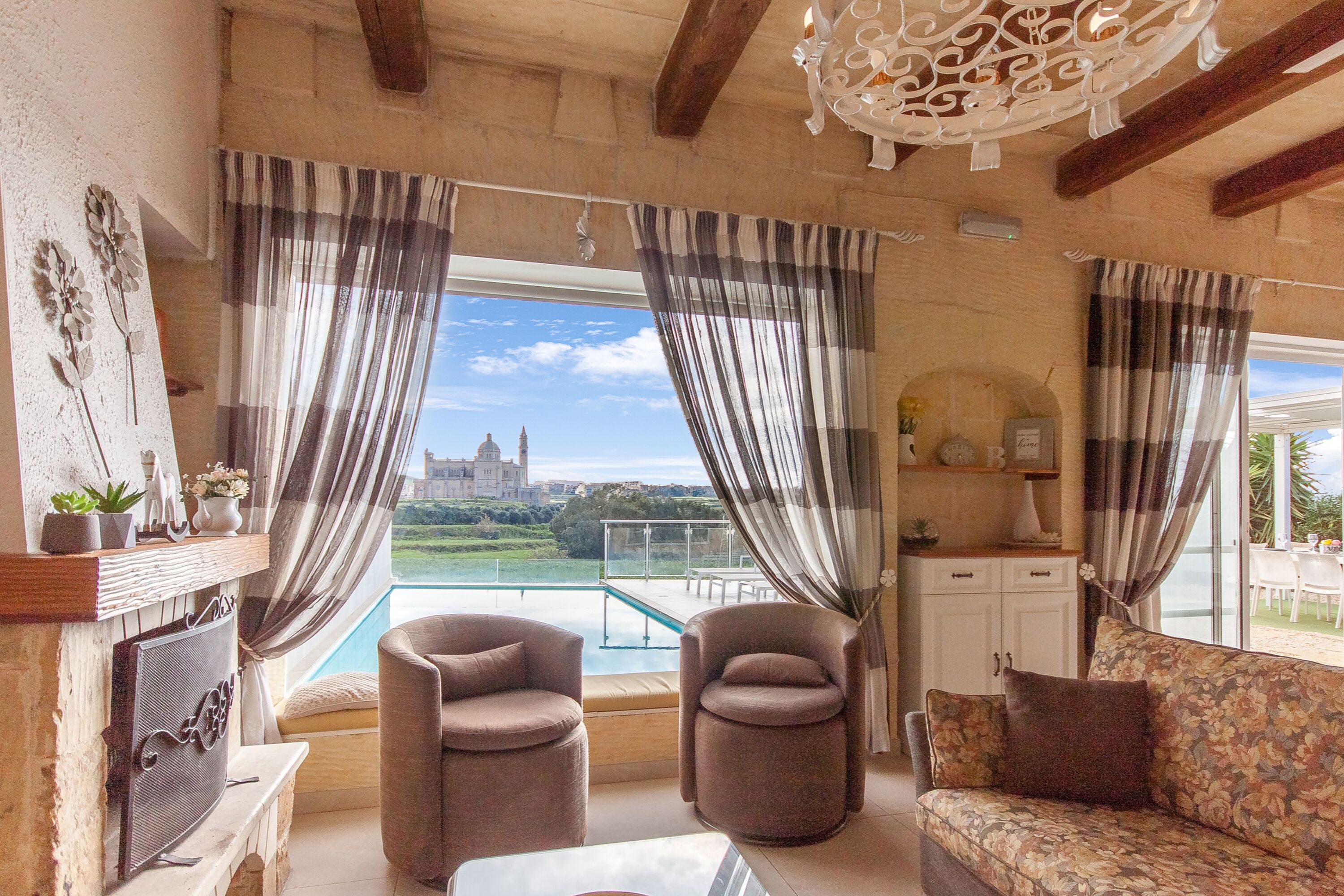 Family House, Multiple Bedrooms (Twilight Gozitan Farmhouse With Pool) | Ruang tamu | 21 inci televisyen skrin rata dengan kabel 