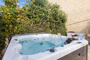 Casa familiar, diversos dormitoris (Twilight Gozitan Farmhouse With Pool) | Banyera d'hidromassatge a l'aire lliure