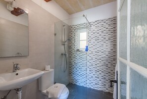 Family House, Multiple Bedrooms (Twilight Gozitan Farmhouse With Pool) | Bathroom