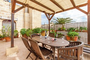 Maison Familiale, plusieurs chambres (Villayana Gozitan Farmhouse with pool) | Restauration extérieure