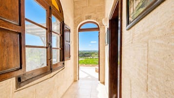 Family House, 4 Bedrooms, Balcony (Villayana Gozitan Farmhouse with pool) | Interior