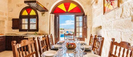 Familiehus, 4 soverom, balkong (Villayana Gozitan Farmhouse with pool) | Spiseområde