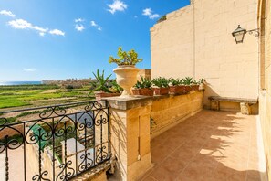 Rumah Keluarga, 4 kamar tidur, balkon (Villayana Gozitan Farmhouse with pool) | Balkon